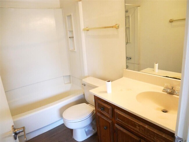 Building Photo - 2005 Old W Pl