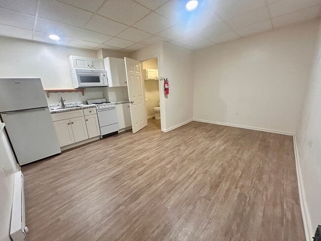 Building Photo - 152 Walnut St