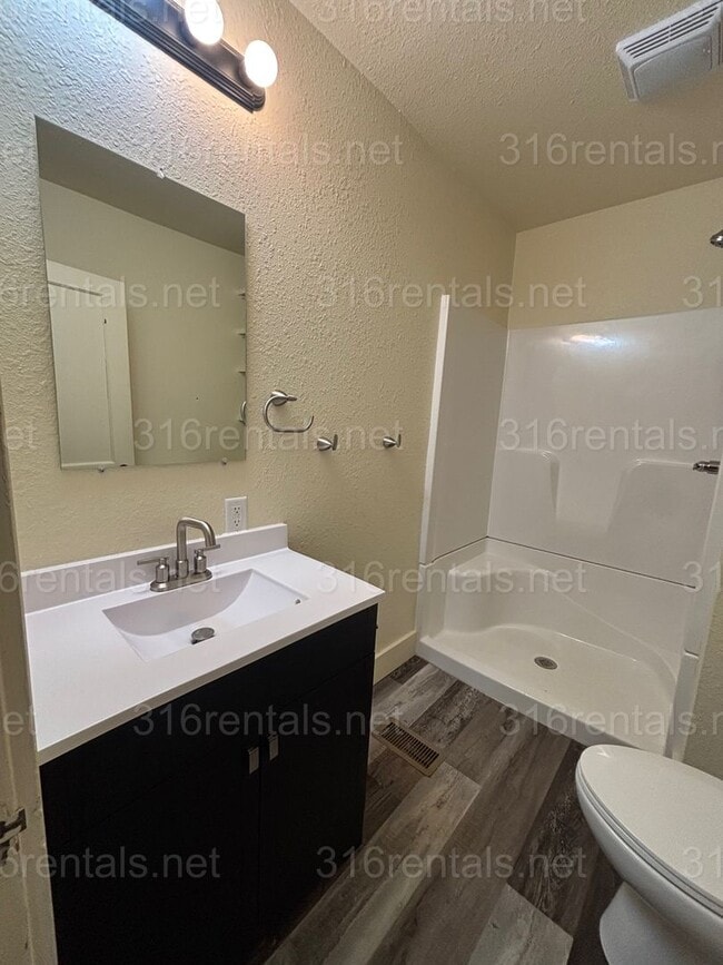 Building Photo - 3 bed 1 bath available NOW!