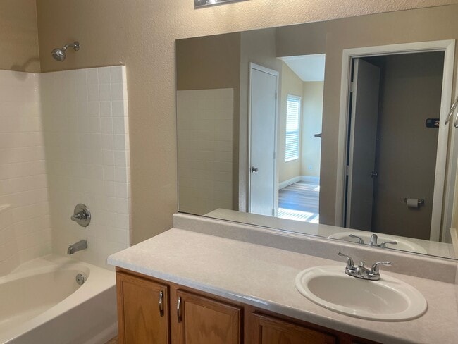 Building Photo - Great 1 story home, 3brs, 2bth, 2cg