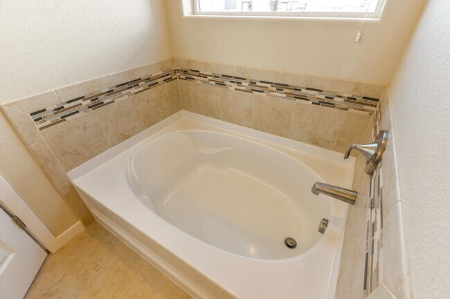 Building Photo - Beautiful 5 bed 3 bath home in the Pelican...