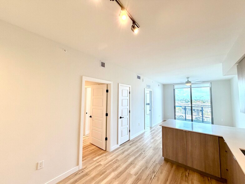 Building Photo - 421 SW 5th Ave