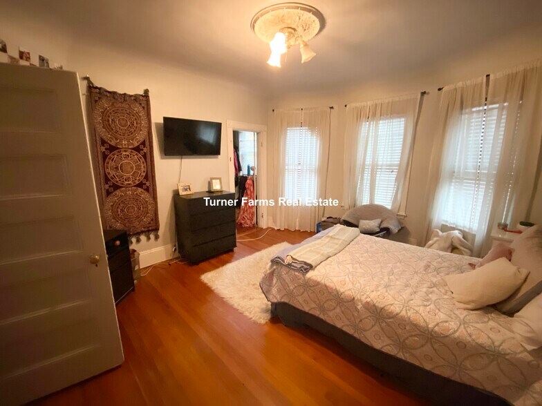 Building Photo - 10 Sachem St