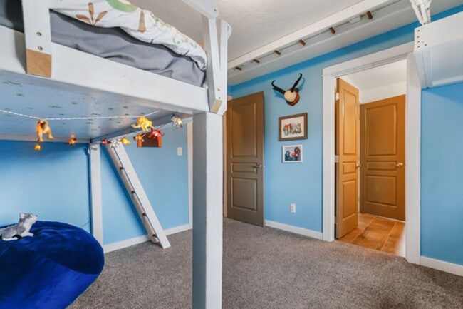 Building Photo - Beautiful home in SW Bend!  Large fenced i...