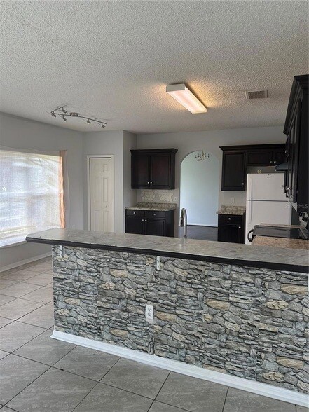 Building Photo - 712 Parrot Ct