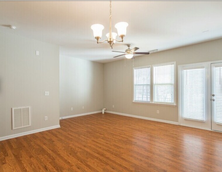 Building Photo - 511 Elm Ave