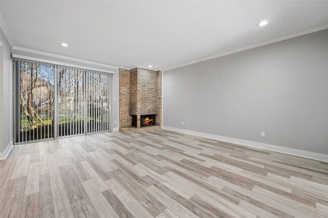 Building Photo - 2113 Lake Village Dr