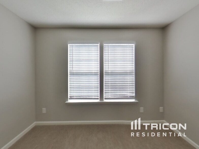 Building Photo - 2934 Hawick Commons Dr