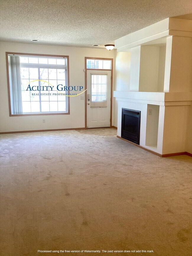 Building Photo - 2BR, 1 1/2 BA Townhome