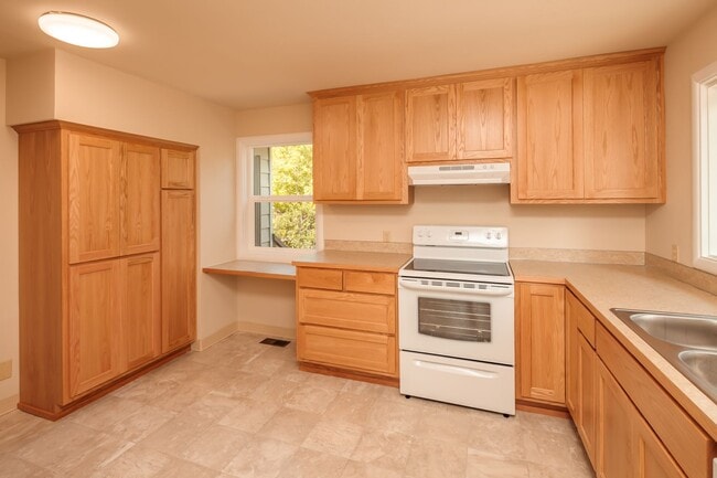 Building Photo - Spacious 7 Bedroom House! Sehome Neighborhood