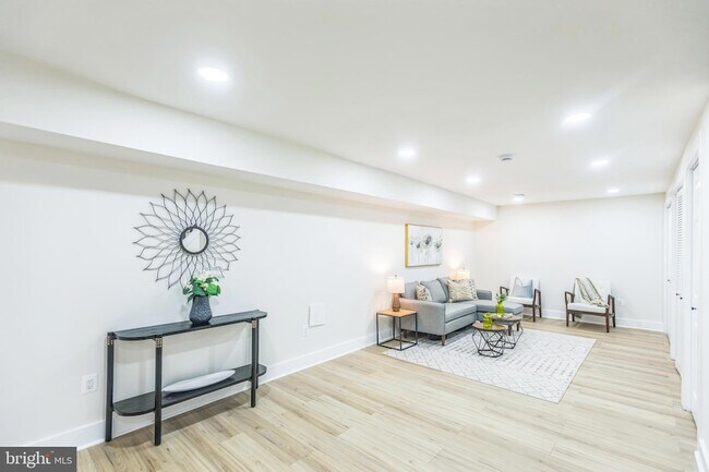 Building Photo - 1129 8th St NE