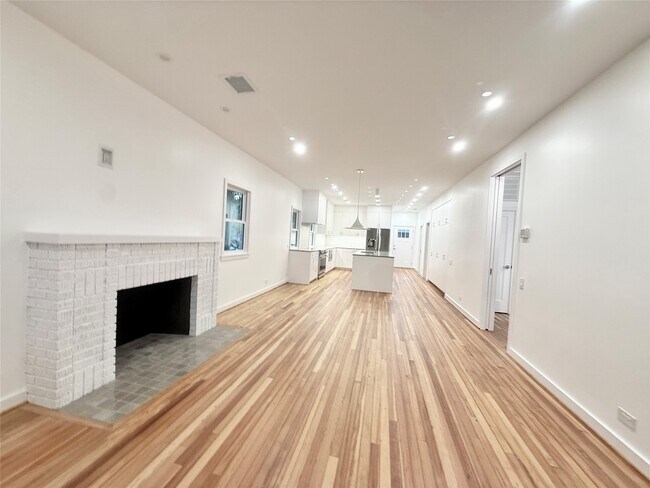 Building Photo - 1412 Sul Ross St