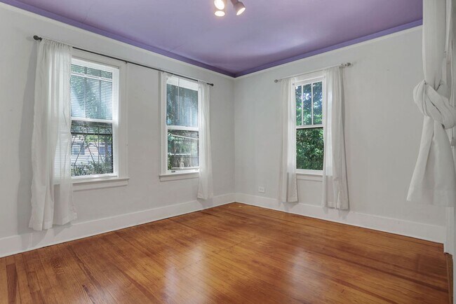 Building Photo - Charming bungalow downtown