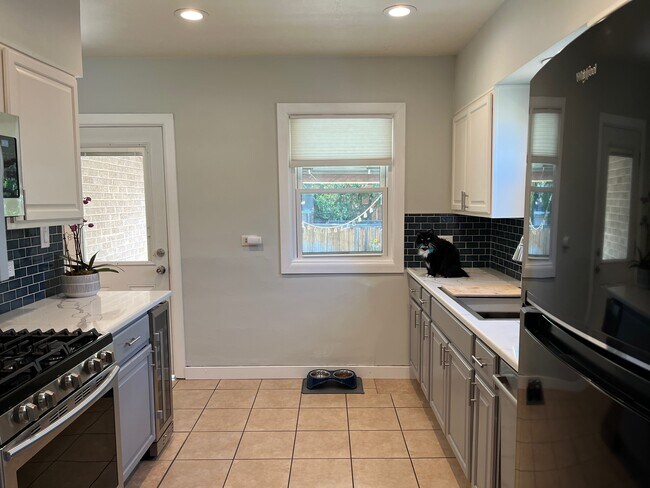 Building Photo - 933 Harrison St