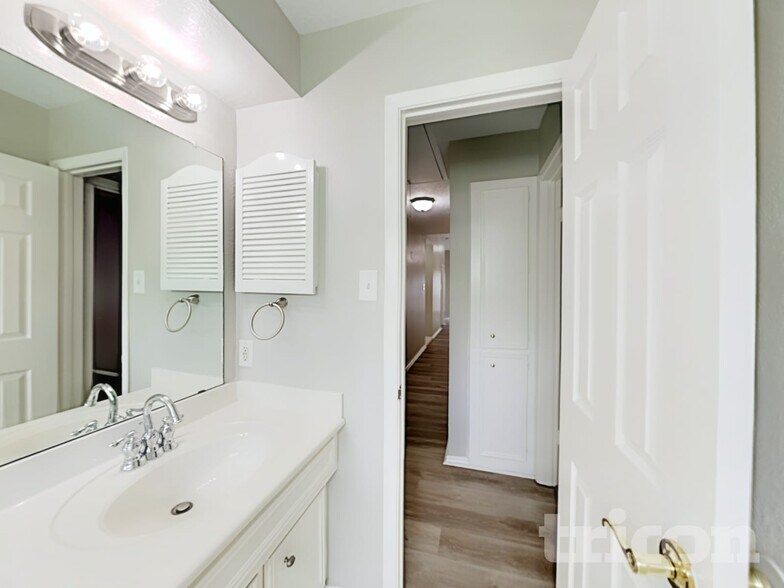 Building Photo - 1110 Poppets Way