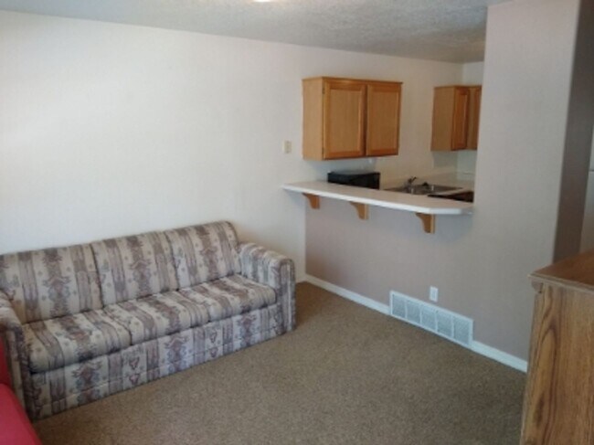 Building Photo - Cozy Student Housing! Private Rooms Available with Private Bathroom!