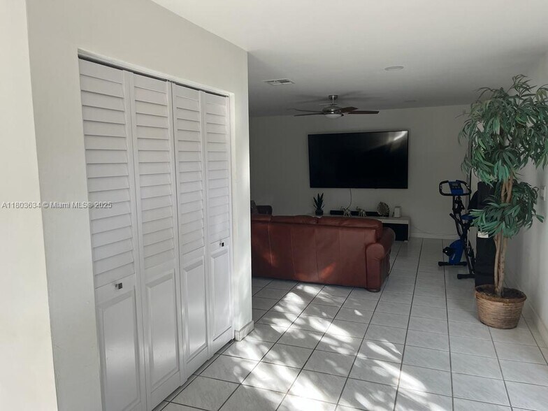 Building Photo - 9953 SW 154th Ct
