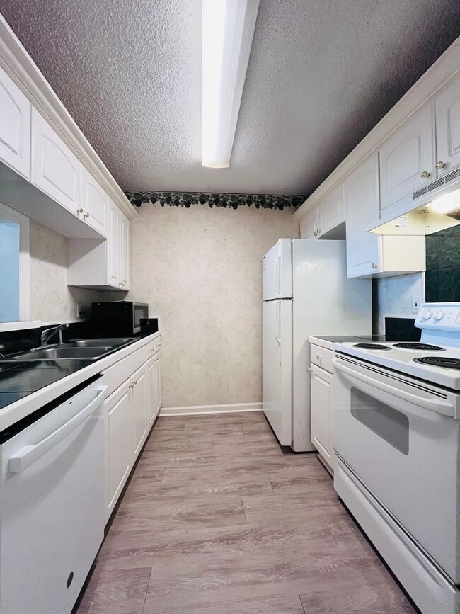 Building Photo - 3 BR/ 2 BA townhome located in Lakeshore E...