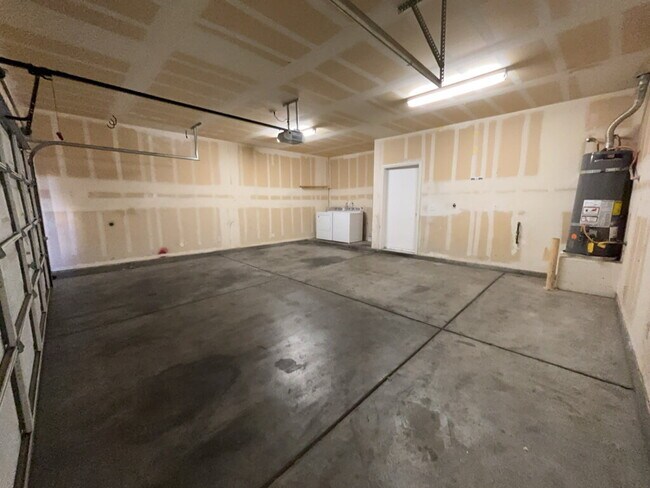 Building Photo - Spacious 3-Bed / 2.5 Bath Oasis: Modern Living in the Heart of Las Vegas!