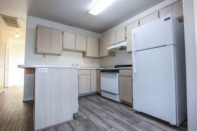 Building Photo - 8100 E Lakeshore Dr