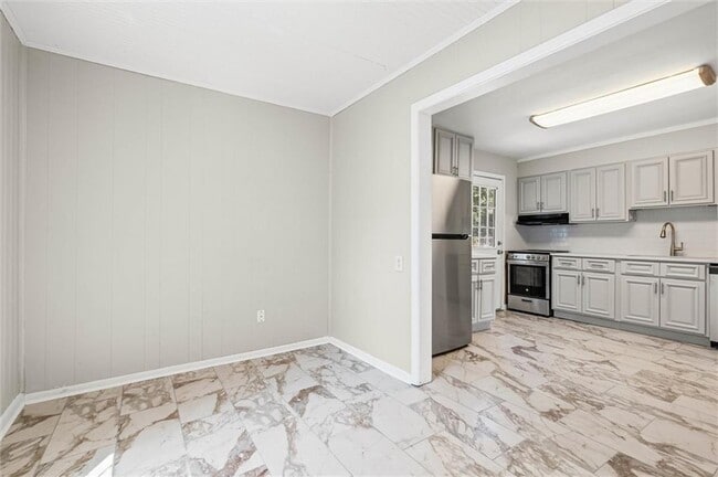 Building Photo - 555 Shady Oak Dr