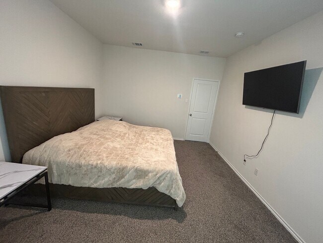 Building Photo - 3 Bedroom 2 Bath