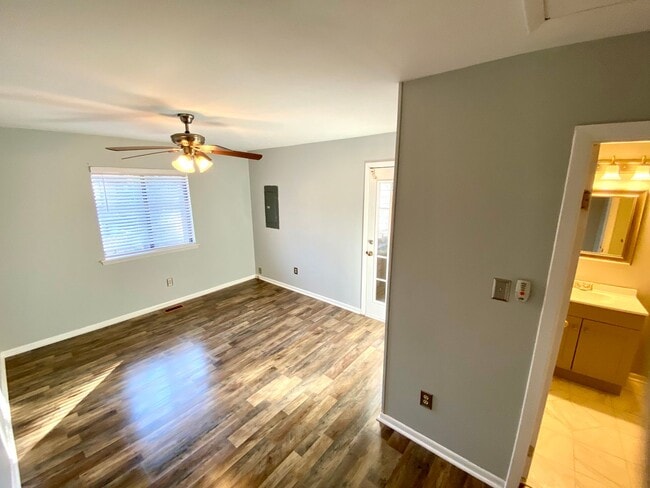 Building Photo - 1116 N Green Dr