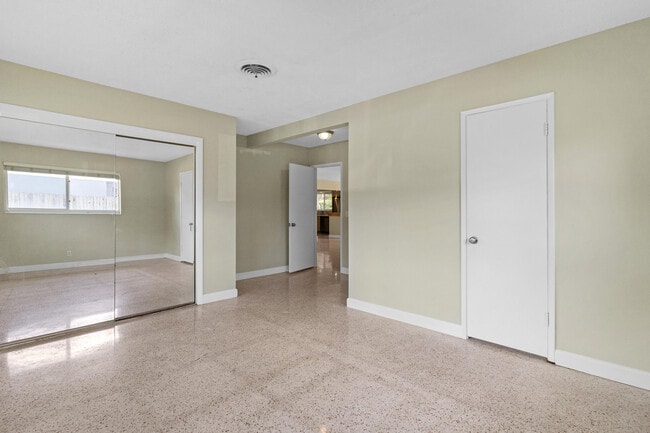 Building Photo - 1911 NE 27th St