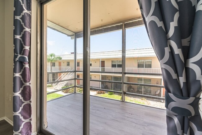 Building Photo - 2 Bed 2 Bath Condo - Close to Beach & Airport