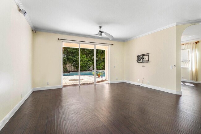 Building Photo - 1325 Camellia Cir