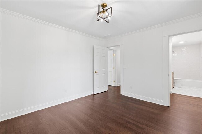 Building Photo - 1296 Hilton Dr