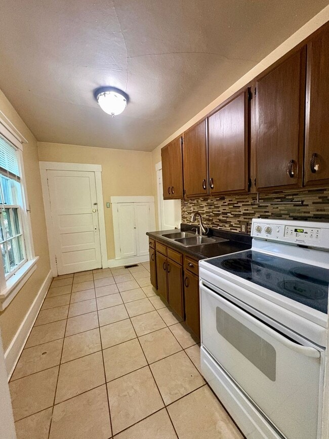 Building Photo - 2 bed 1 bath Home Near the Historic District