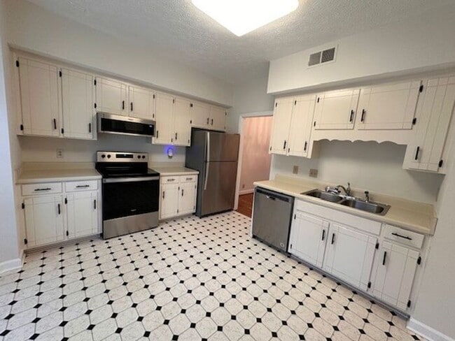 Building Photo - Spacious Townhouse in Woodlawn Area
