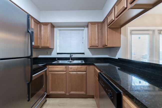 Building Photo - Beautiful 2BR/1.5BA condo in a gated community in the heart of Sandy Springs