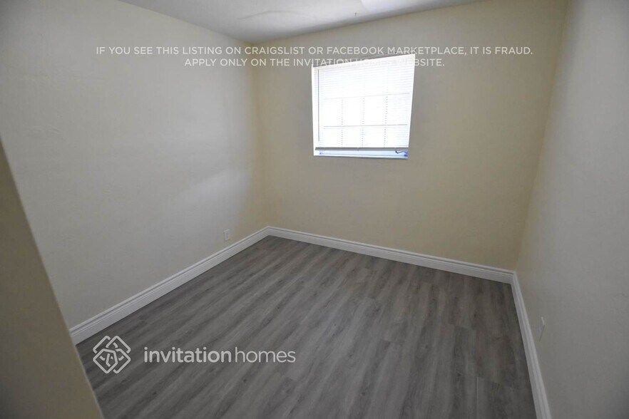 Building Photo - 3700 SW 16th Ct