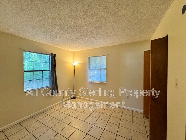 Building Photo - 159 SW Elizabeth Ct