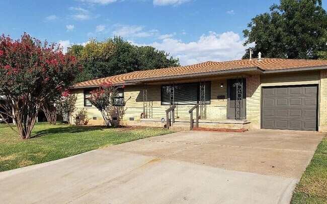 Primary Photo - 3829 NW Ferris Ave