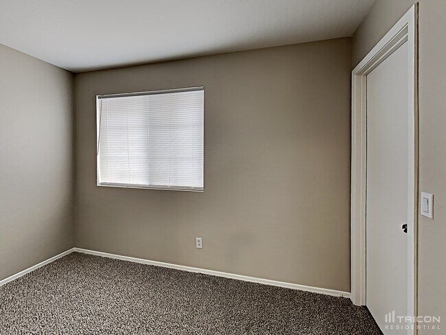 Building Photo - 12929 W Laurel Ln