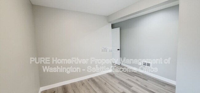 Building Photo - 3216 E Roosevelt Ave