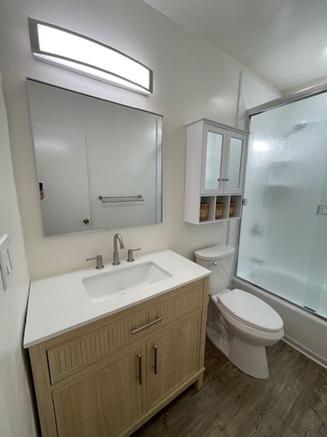 Building Photo - Spacious 2 Bedroom Unit in Huntington Beach