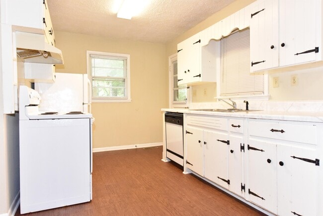 Building Photo - 1108 E Magnolia Ave