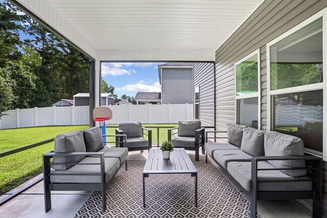 Building Photo - Spacious 4 bedroom 3 bath home with loft