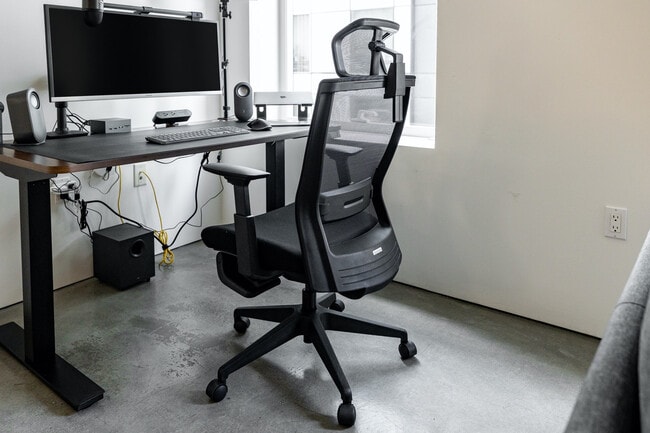 Building Photo - 18 10th St