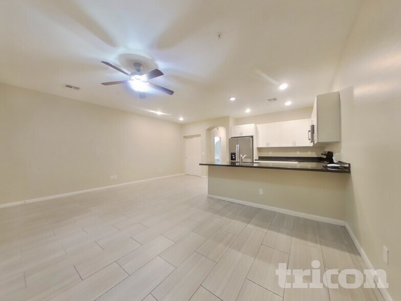 Building Photo - 12564 W Hummingbird Terrace