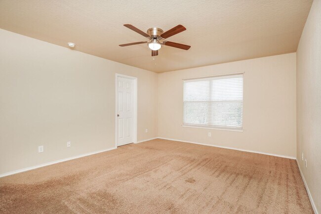 Building Photo - 4 bedroom home only 4 miles from Randolph AFB