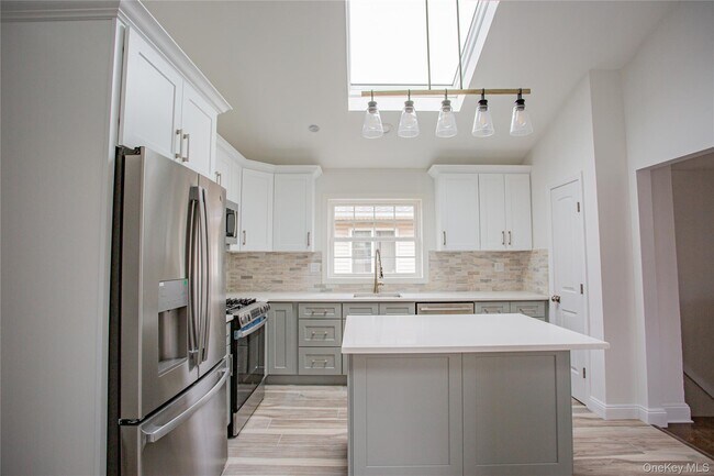 Building Photo - 451 E Pine St