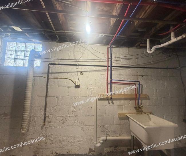 Building Photo - For Rent - Spacious 3 Bed/1Bath Home