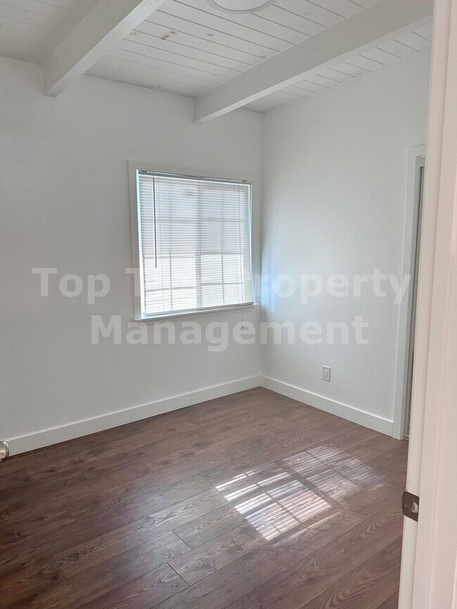 Building Photo - Very Nice 4 Bed, 2 Bath, 1,546 Sqft Concord House Available 03/15 For Lease!