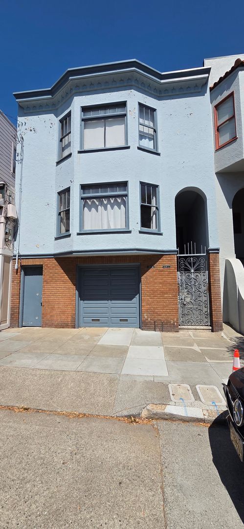 Building Photo - Top Floor, Classic Marina Style Flat in th...