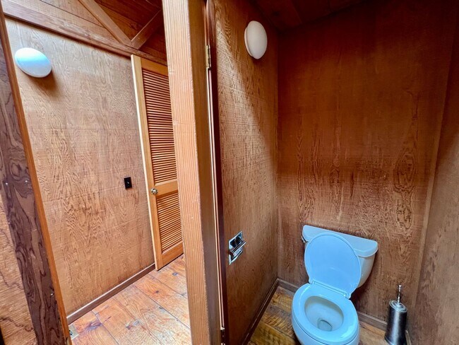 Building Photo - Large 4 bedroom 3 bathroom home in Pacific...